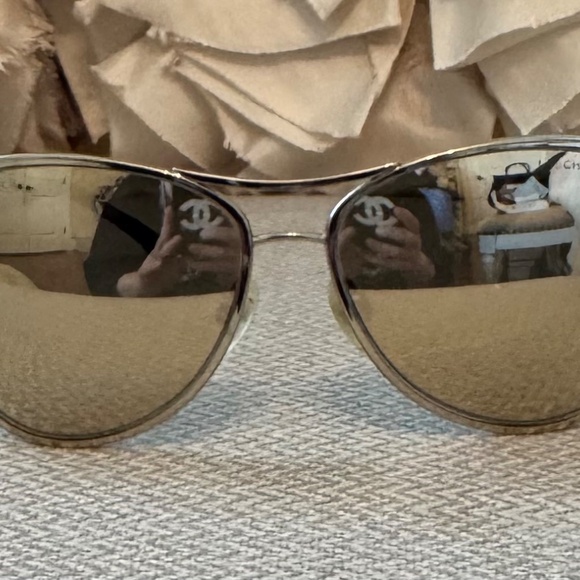 AUTHENTIC Women’s Chanel 18k Gold Mirrored Pilot Sunglasses - Picture 4 of 6
